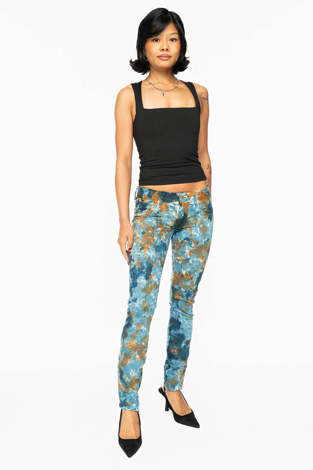 MARILYN LOW RISE WOMENS SKINNY JEANS IN  PAINT BLUE WASH WITH AURUM CRYSTALS - Image 9