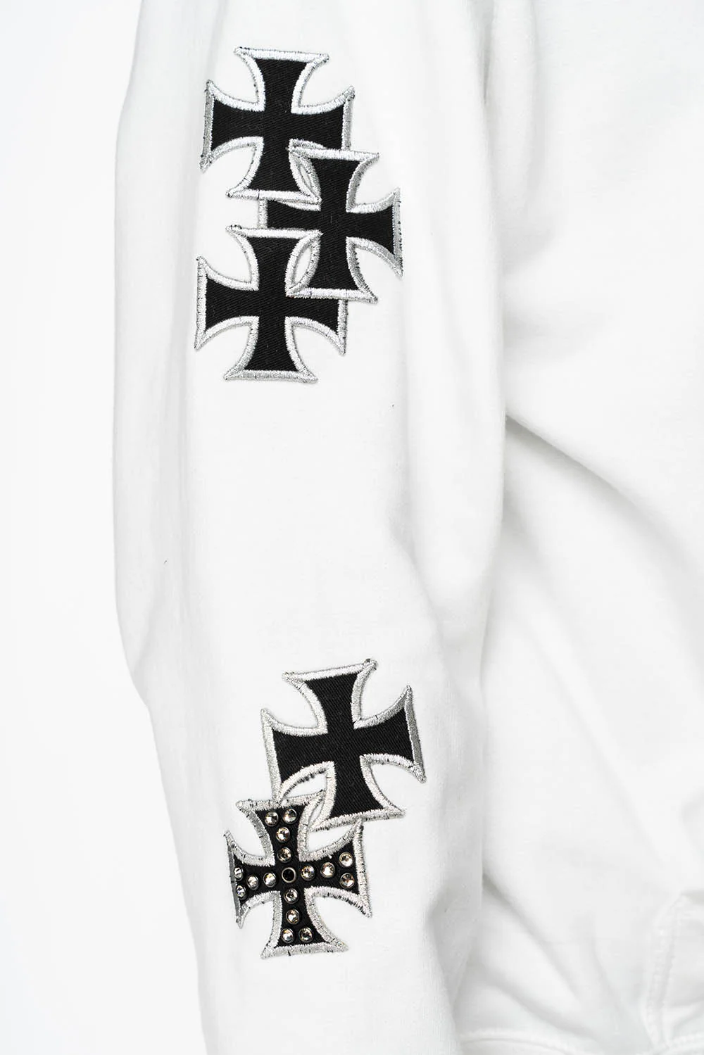 ROBIN’S JEAN PULLOVER HOODIE IN WHITE EMBELLISHED  WITH MEDIEVAL CROSS PATCHES AND  CRYSTALS - Image 9