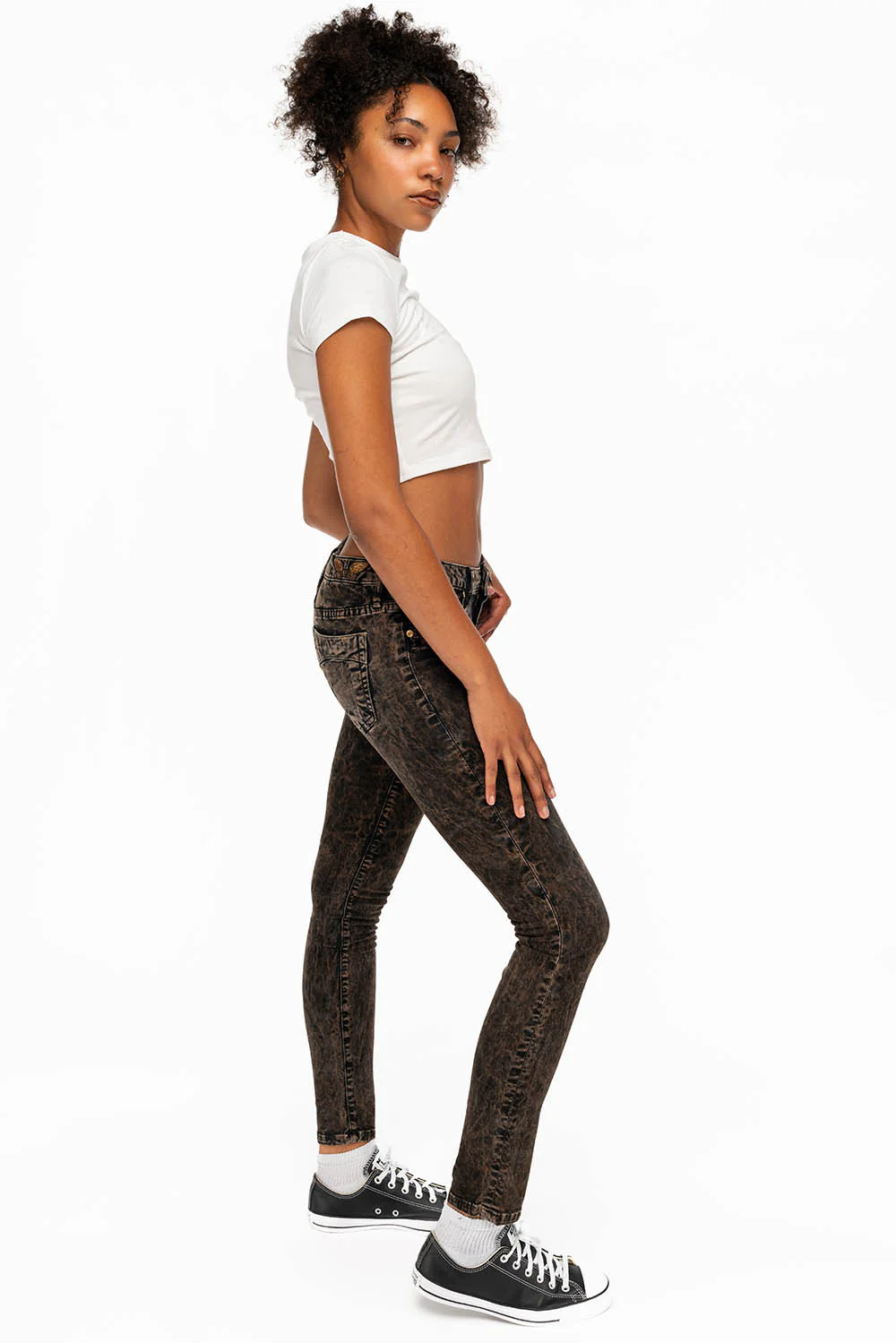 JANE MID RISE WOMENS SKINNY JEANS IN BROWN THUNDER WITH GOLD WINGS - Image 4