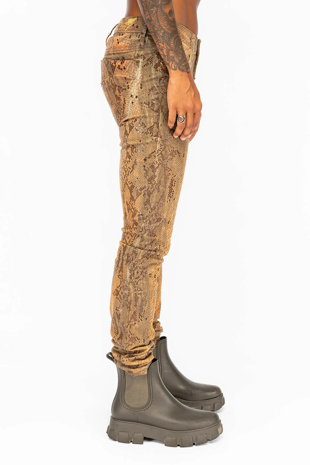 MID RISE WOMENS SKINNY JEANS WITH COBRA COATING - Image 2