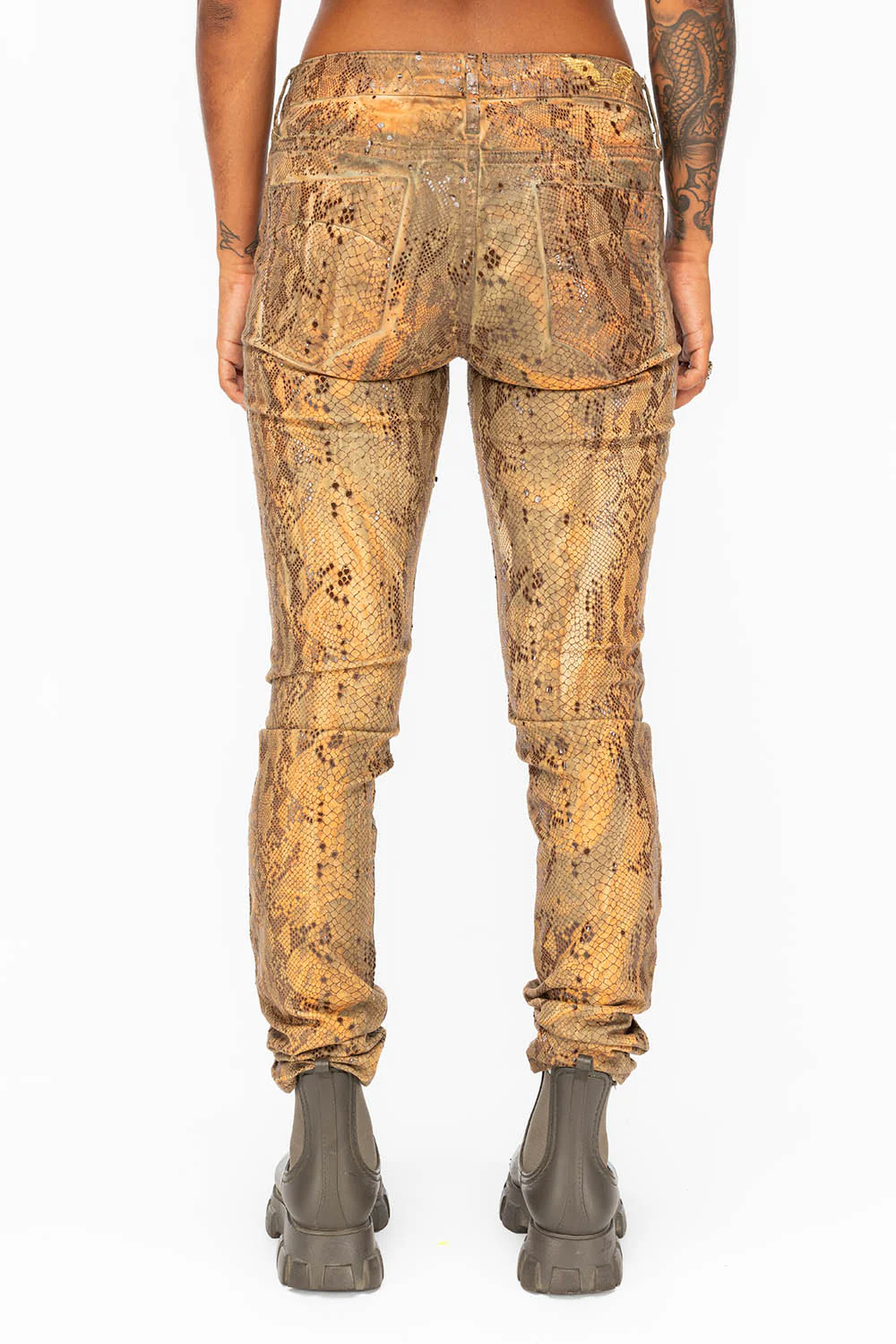 MID RISE WOMENS SKINNY JEANS WITH COBRA COATING - Image 3