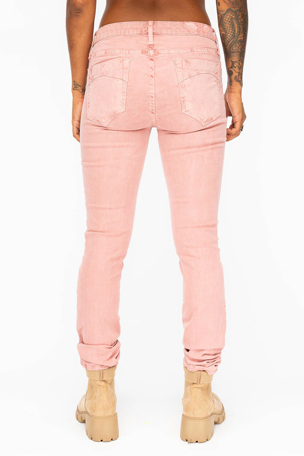 MID RISE WOMENS SKINNY JEANS IN LIGHT PINK WASH - Image 4
