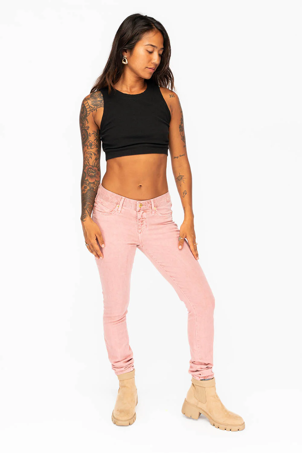 MID RISE WOMENS SKINNY JEANS IN LIGHT PINK WASH - Image 7